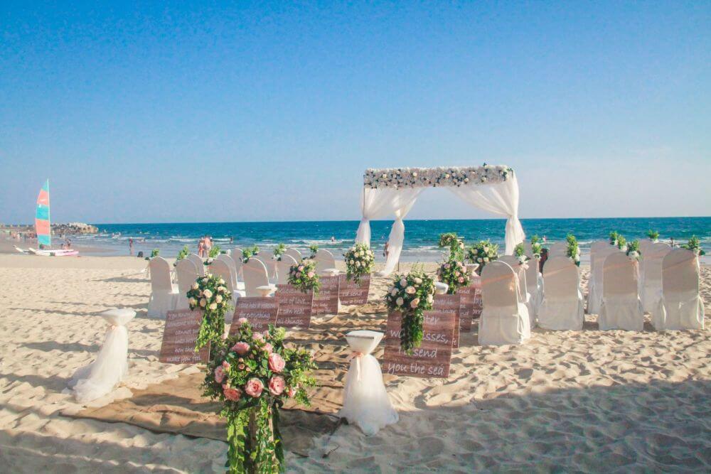 top mẫu trang trí đám cưới resort năm 2023