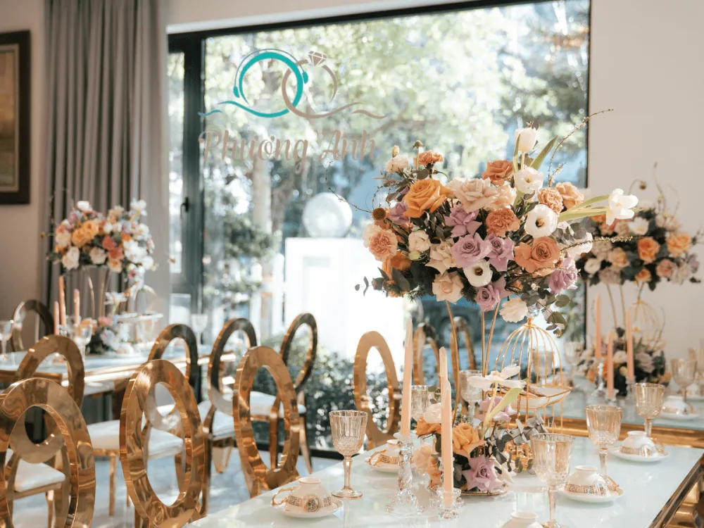 Bàn tiệc trong nhà được trang trí bởi Phương Anh tại căn biệt thự Hoa Lan
