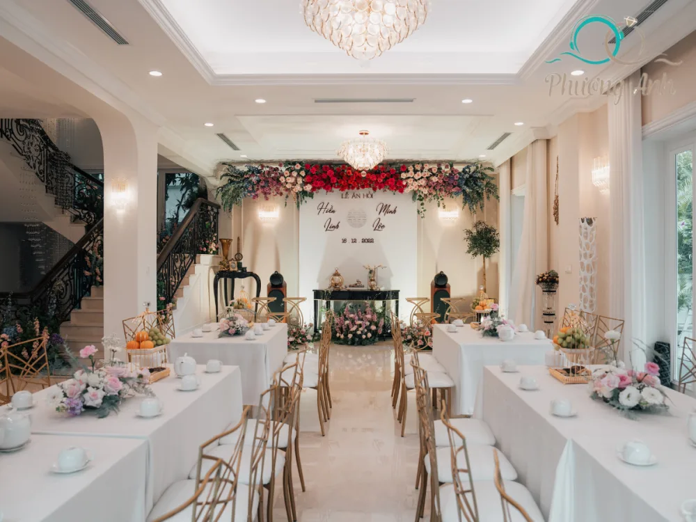Bàn ghế và phông nền cưới hỏi được trang trí, thiết kế tỉ mỉ trong từng chi tiết
