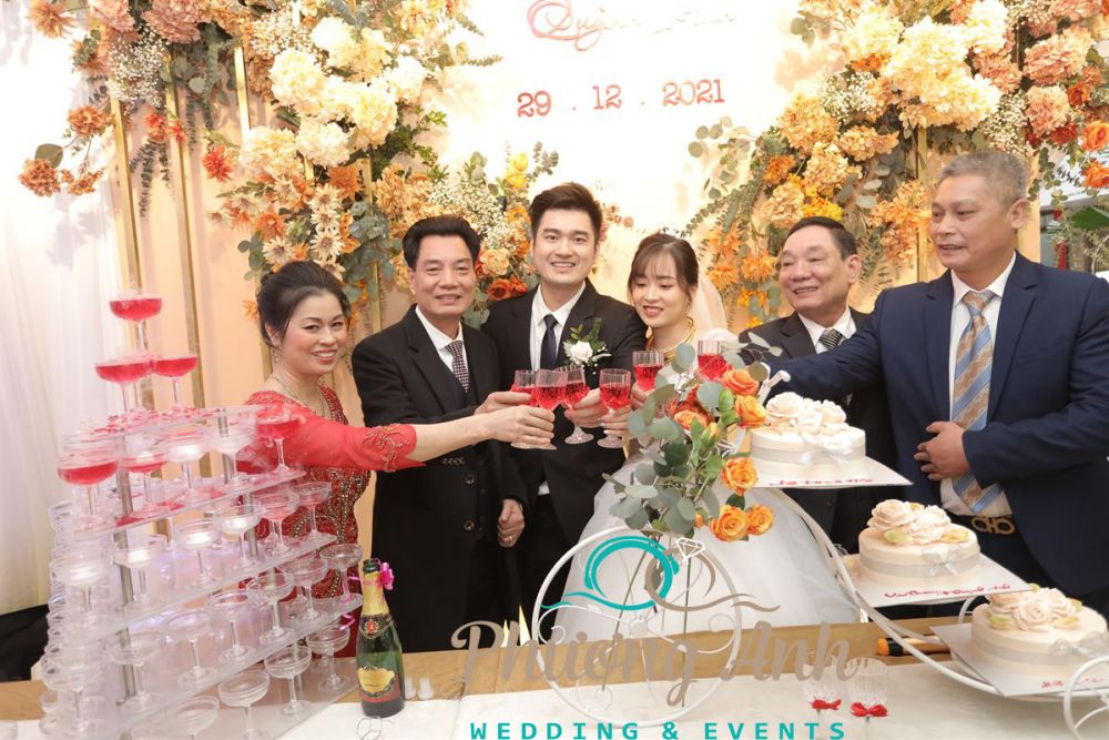 Mẫu trang trí tiệc cưới ấm cúng cho cô dâu Quỳnh Anh, chú rể Văn Quang