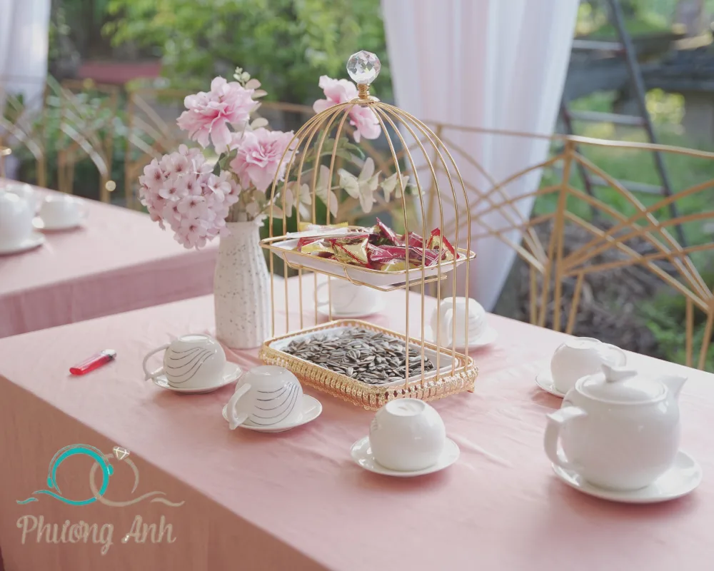 Trang trí bàn tiệc ăn hỏi tại tư gia của cô dâu Như Quỳnh Trang trí bàn tiệc ăn hỏi tại tư gia của cô dâu Như Quỳnh