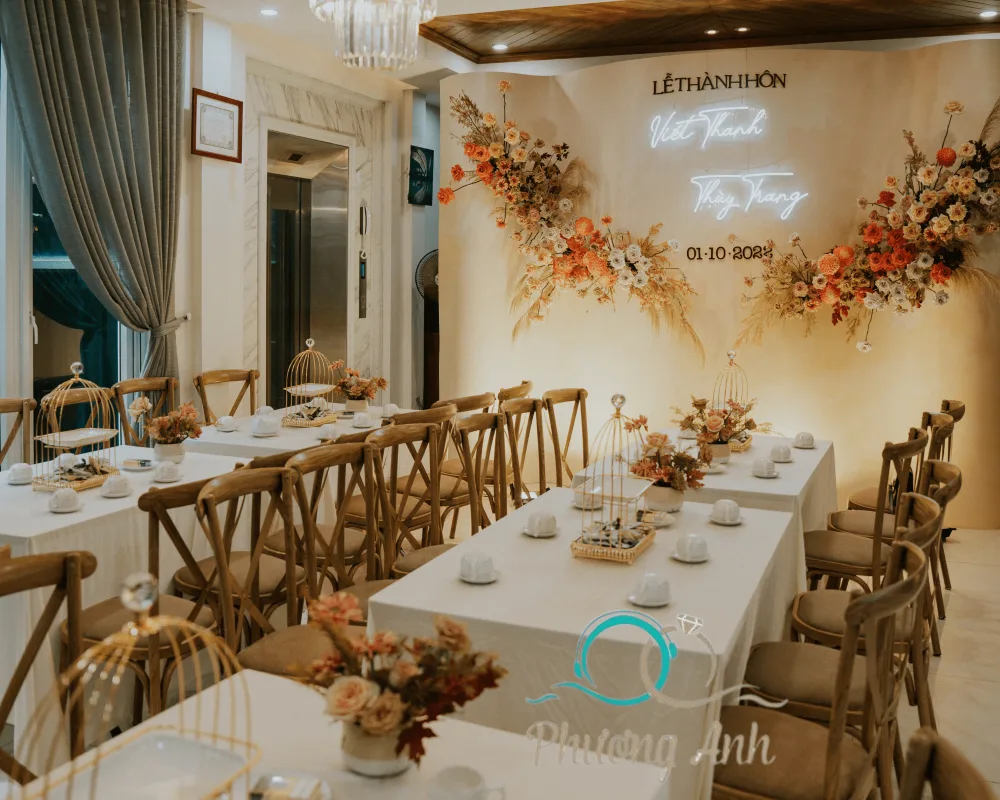 Bàn tiệc thành hôn tại tư gia chú rể Viết Thanh