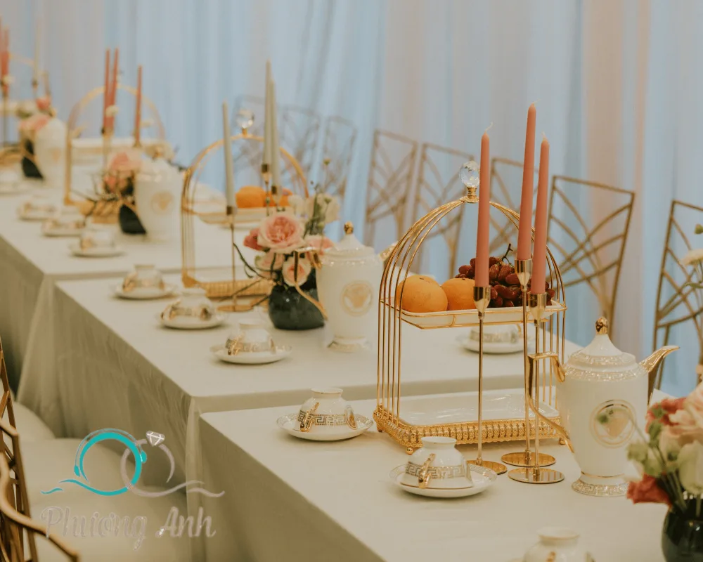Bàn tiệc lễ thành hôn tại tư gia cô dâu Thùy Trang