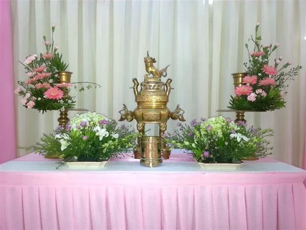 Những bông hoa đồng tiền màu sắc hồng tươi, nhẹ nhàng phù hợp với tông màu chủ đạo của tổng thể lễ cưới hoa để bàn thờ ngày cưới