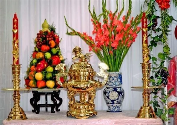 Màu sắc rữa rỡ của những bông hoa lay ơn giúp bàn thờ gia tiên nổi bật và không kém phần sang trọng hoa để bàn thờ ngày cưới