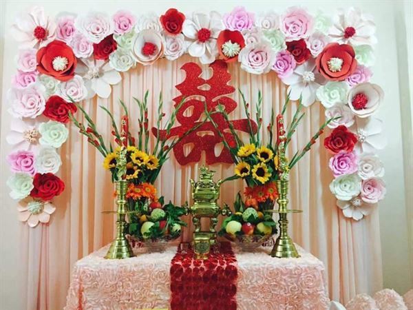 Không nên sử dụng hoa vải, hoa nhựa để trang trí bàn thờ ngày cưới
