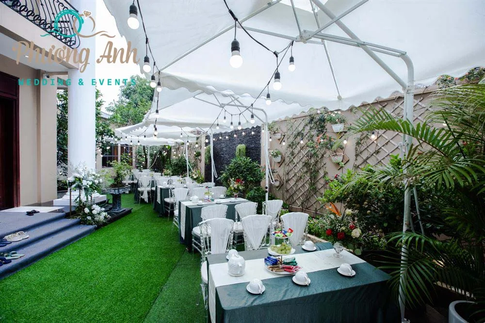 Bố trí bàn ghế phù hợp với tổng thể sân nhà