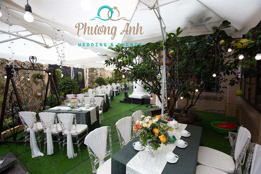 Trang trí bàn ghế theo phông nền trắng - xanh