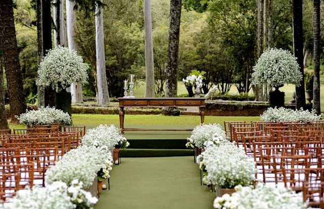 trang trí đám cưới bằng hoa baby với lối vào ấn tượng