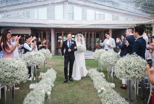 Trang trí lối vào sân khấu với hoa baby