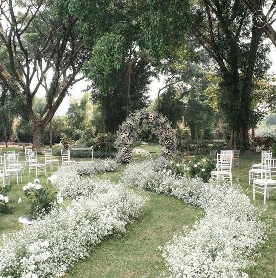 Lối vào sân khấu ngập tràn hoa baby