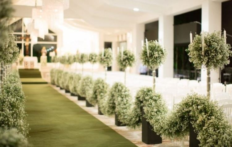 Lối vào sân khấu đám cưới bằng hoa baby 