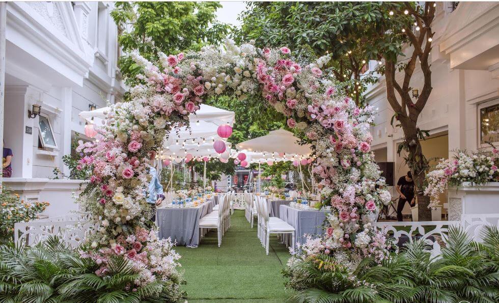 trang trí đám cưới bằng hoa hồng với cổng cưới 