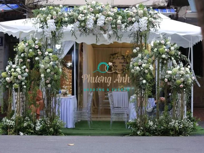 trang trí đám cưới bằng hoa lan hồ điệp với cổng hoa