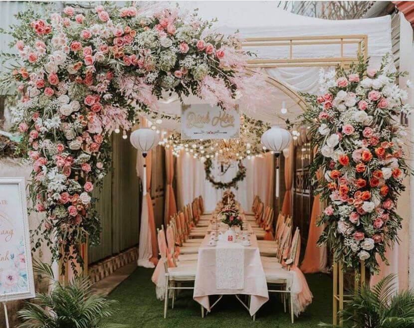 trang trí cổng đám cưới bằng hoa hồng
