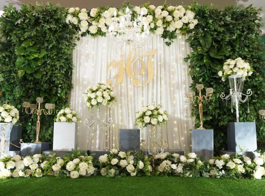 Backdrop đám cưới bằng hoa hồng đẹp 