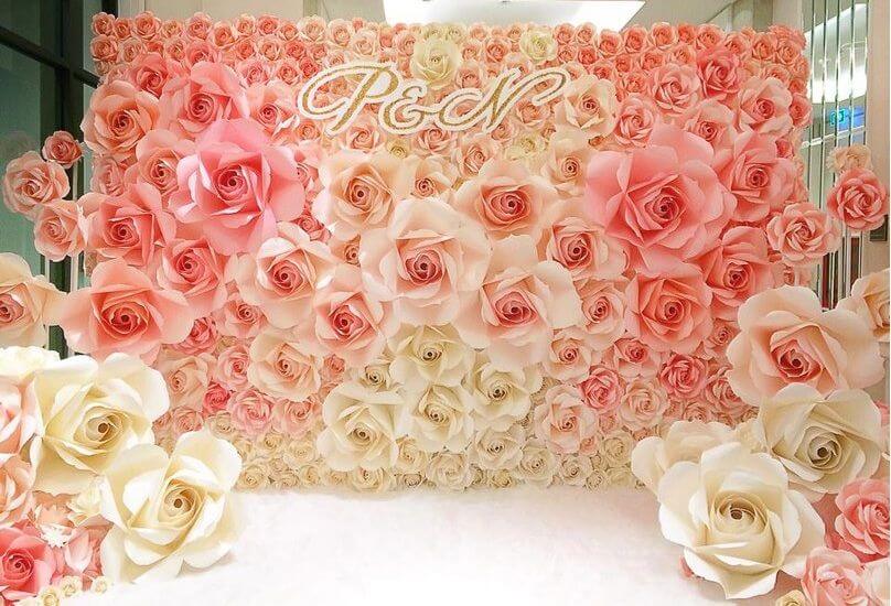 trang trí đám cưới bằng hoa hồng cùng backdrop đẹp ấn tượng