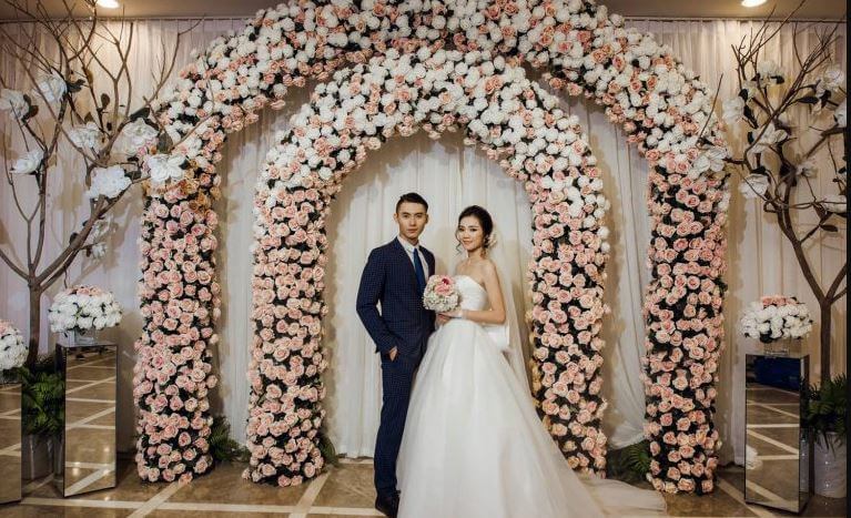 trang trí đám cưới bằng hoa hồng với phông nền đẹp