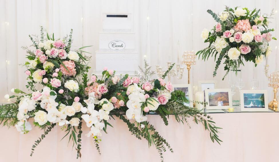 Bàn gallery ấn tượng với hoa hồng