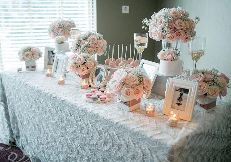 trang trí đám cưới bằng hoa hồng cùng bàn gallery ấn tượng