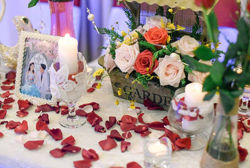 Trang trí bàn gallery ấn tượng với hoa hồng