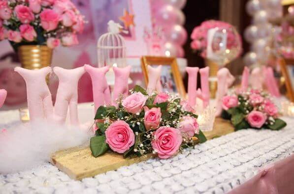 trang trí đám cưới bằng hoa hồng cùng bàn gallery ấn tượng