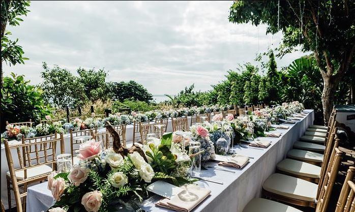 Trang trí bàn tiệc đám cưới với hoa hồng