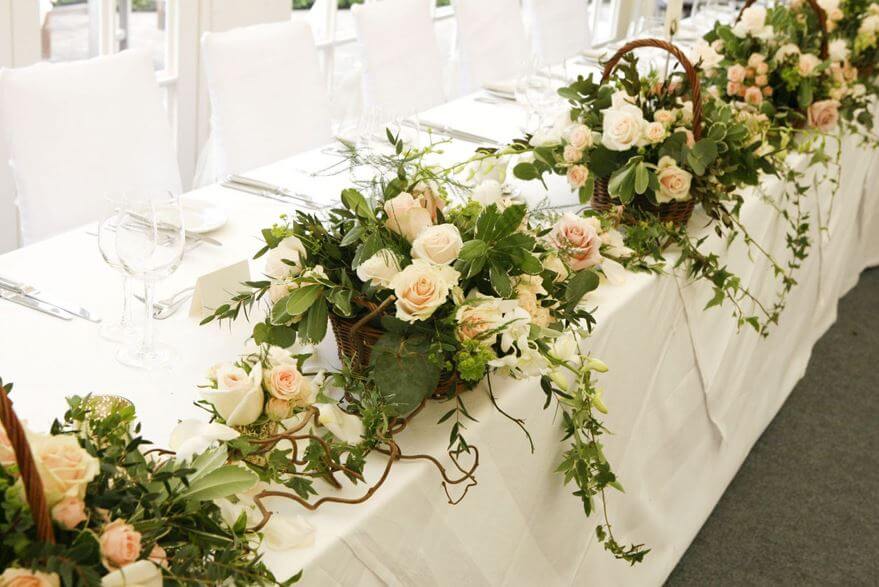 trang trí đám cưới bằng hoa hồng trên bàn tiệc
