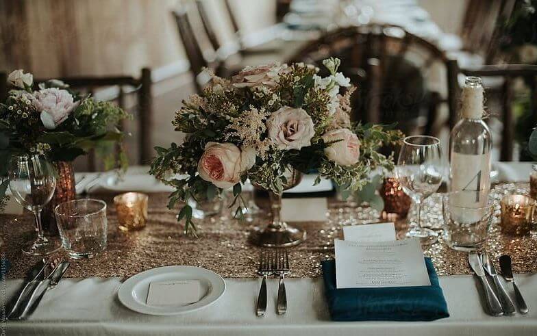 trang trí đám cưới bằng hoa hồng với bàn tiệc