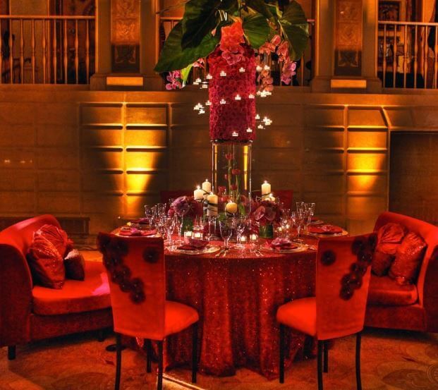 trang trí đám cưới bằng hoa hồng và nến sáng