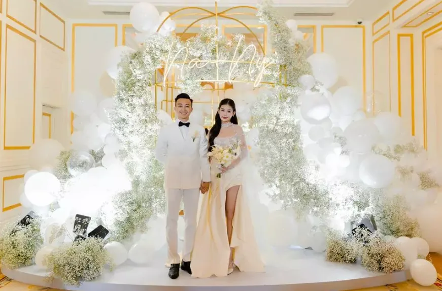 mẫu trang trí đám cưới màu trắng