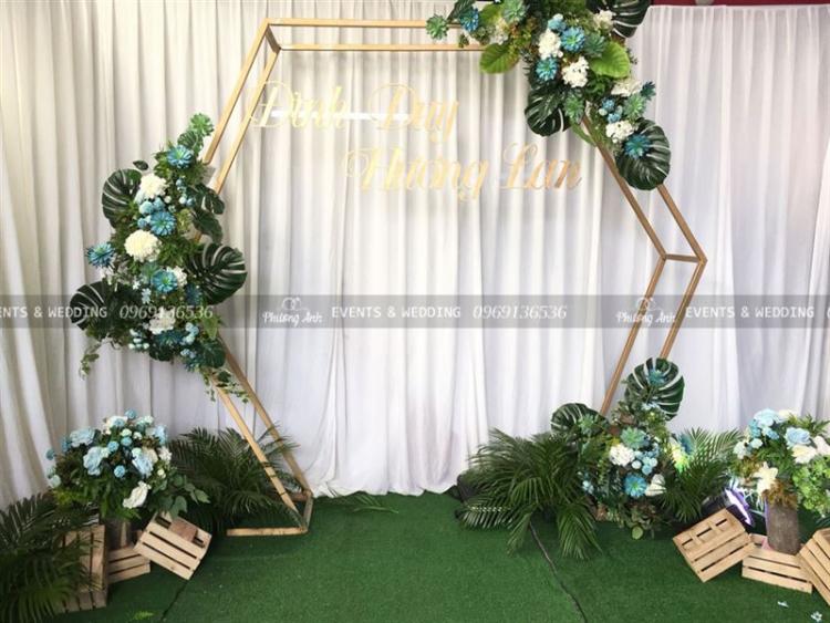 Trang trí đám cưới bằng hoa tươi kết hợp backdrop vải voan đẹp   vuatrangtrivn
