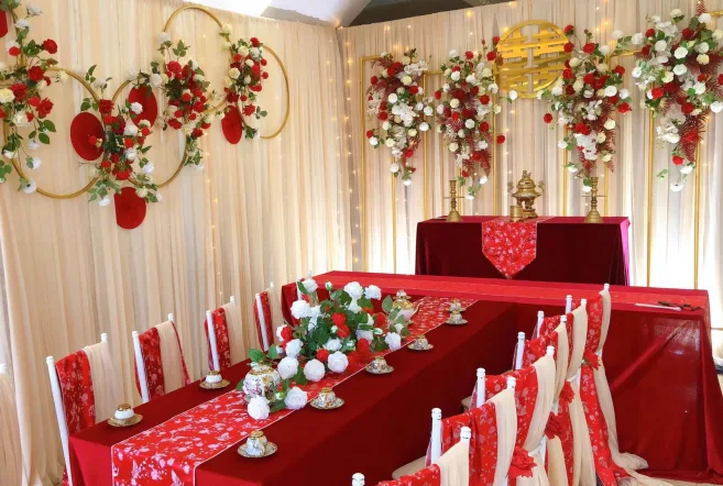 mẫu trang trí đám cưới màu đỏ