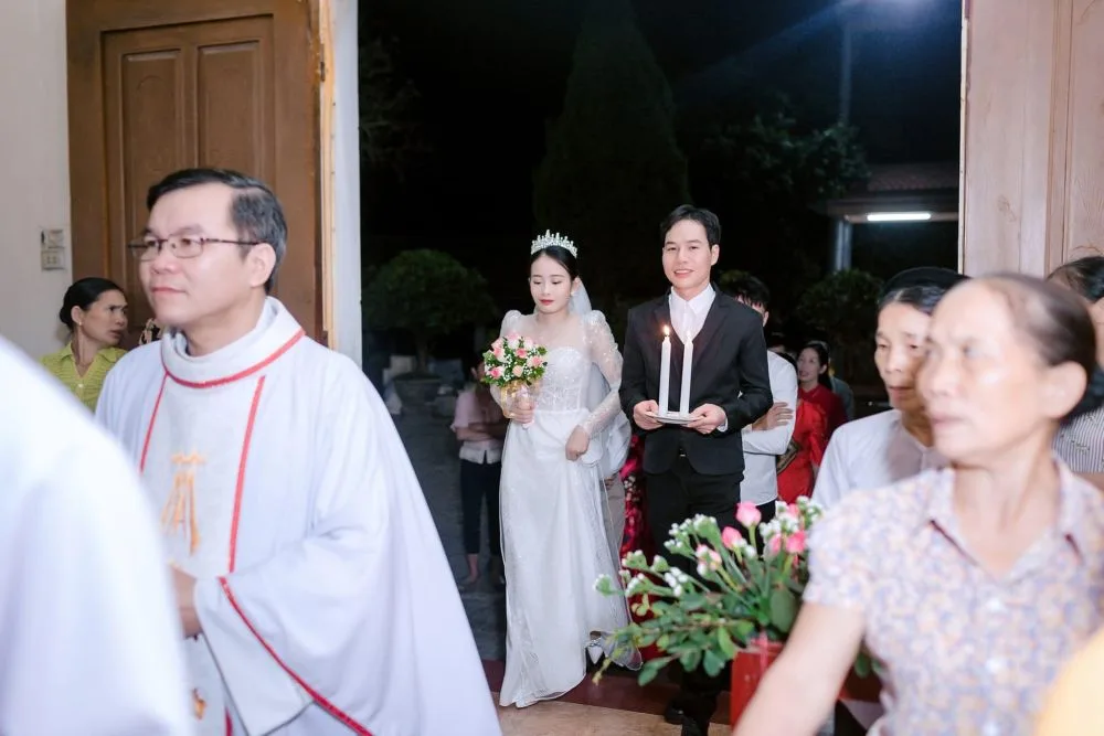 Đôi bạn trẻ chuẩn bị tiến vào trong nhà thờ
