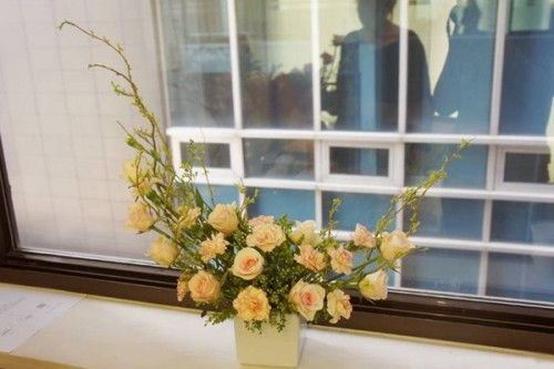 cách cắm hoa hồng để bàn ngày cưới