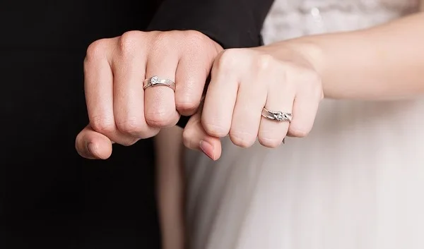 Ở nhiều quốc gia, nhẫn cưới đeo ở bàn tay trái là đúng nhất cách đeo nhẫn cưới