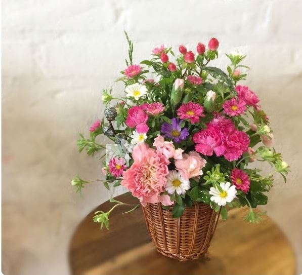 cắm hoa đám cưới trong giỏ đan