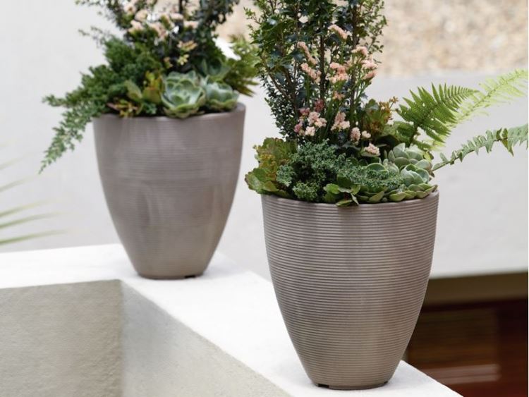 cắm hoa ngày cưới trong bình gốm