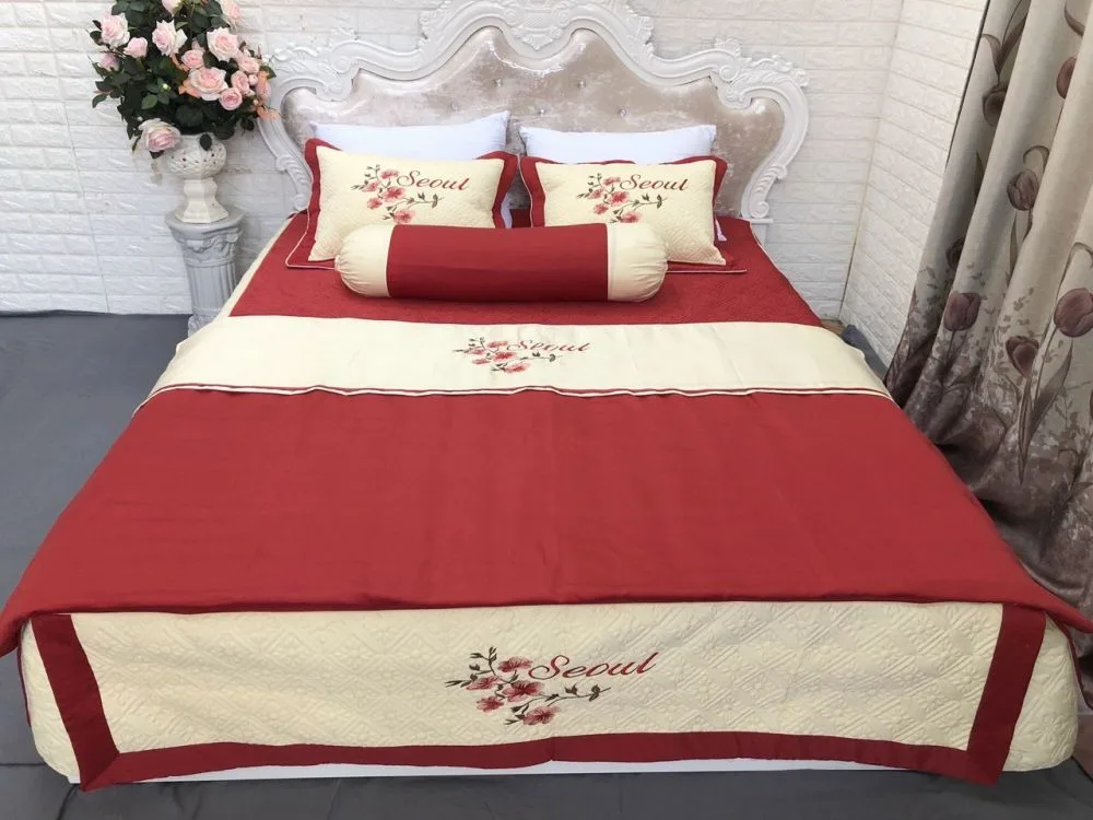 Chăn ga, gối đệm có sắc màu đỏ tạo sự kích thích, hưng phấn
