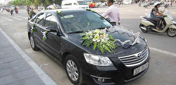 cho thuê xe cưới camry