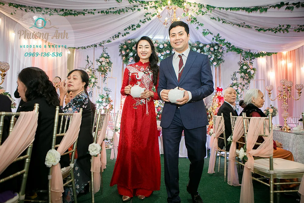 cô dâu chú rể mời nước trong lễ ăn hỏi