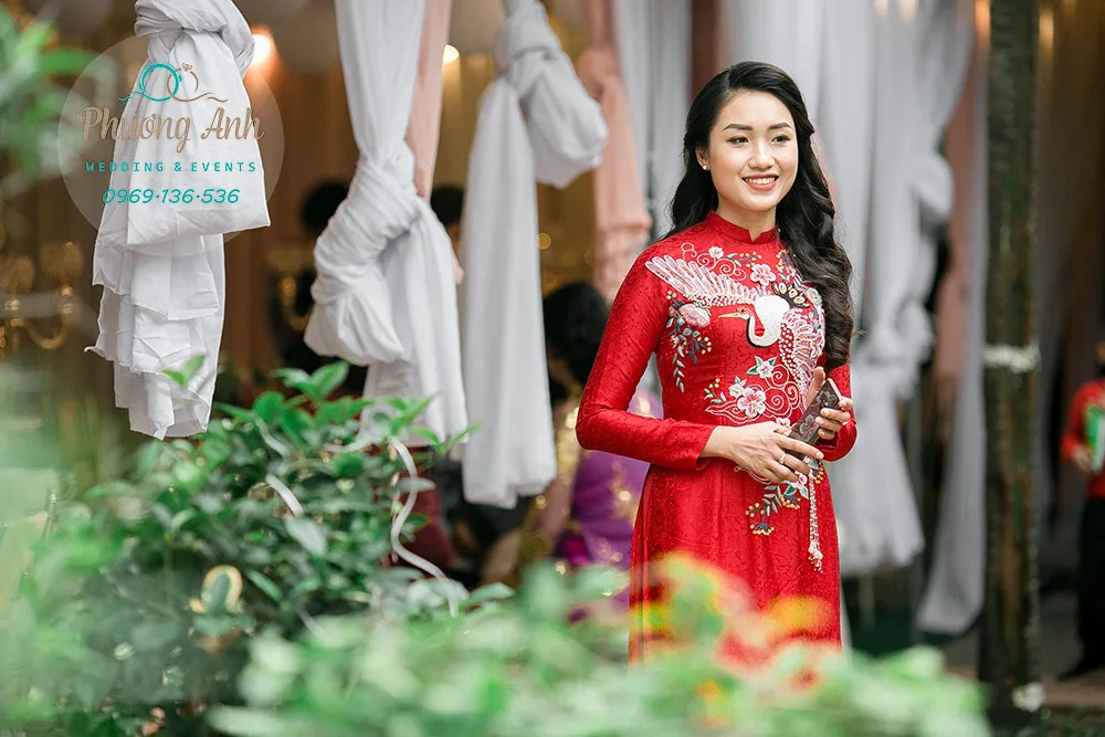 cô dâu mặc áo dài sặc sỡ trong ngày lễ ăn hỏi