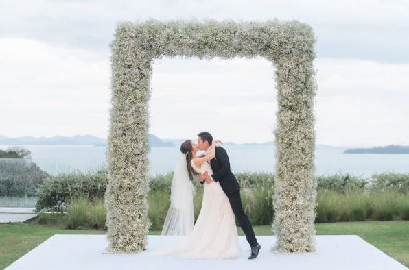 Cổng đám cưới bằng hoa baby