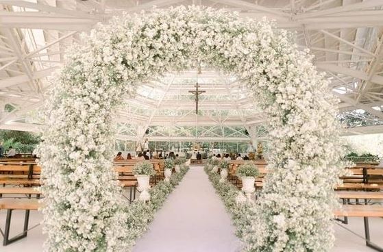 trang trí đám cưới bằng hoa baby với cổng cưới