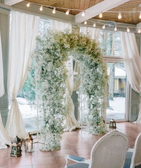 trang trí cổng đám cưới bằng hoa baby 