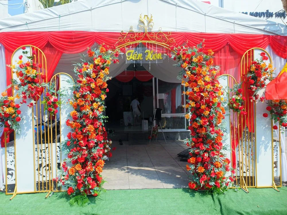 mẫu trang trí đám cưới màu đỏ