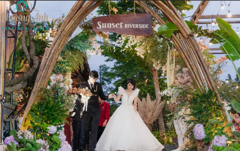 tiệc cưới ngoài trời tại Sunset Riverside