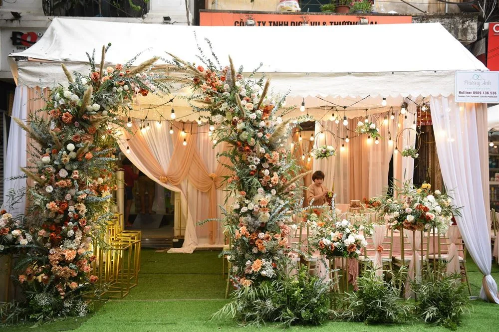Cổng hoa lụa ngày cưới