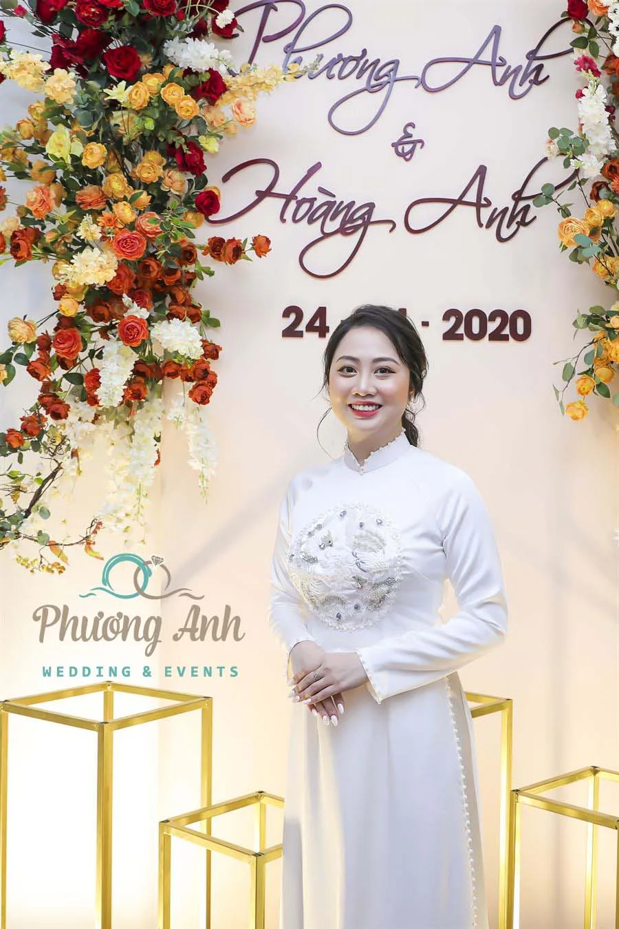 Cô dâu xinh xắn đứng bên backdrop cực đẹp