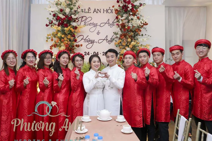 Đội bê tráp trai xinh - gái đẹp